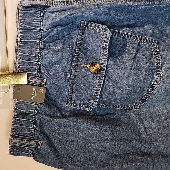 Torrid - 3.5 Inch Relaxed Utility Lightweight Mid-Rise Short in Medium Wash - Picture 5 of 10